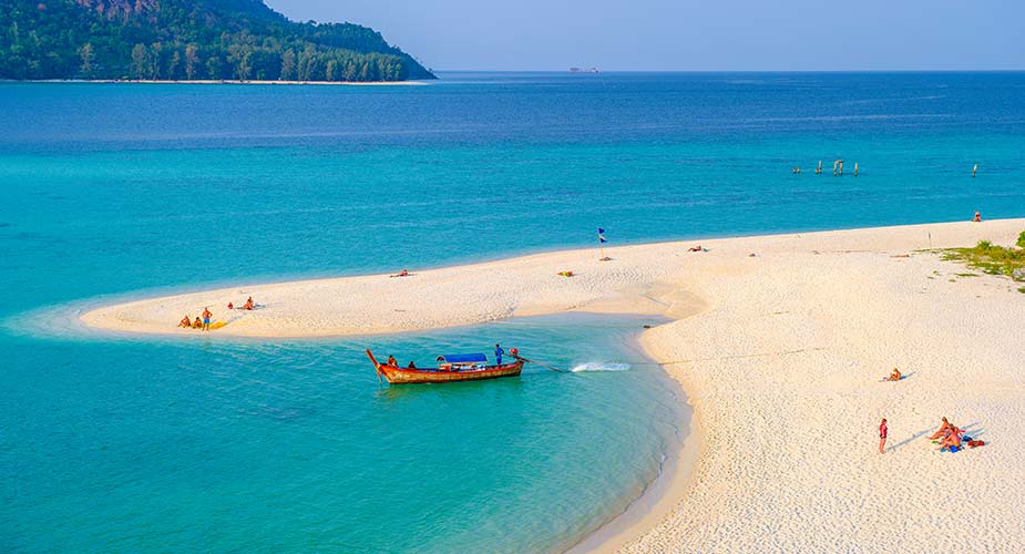 Genieten aan een van de stranden van Koh Lipe