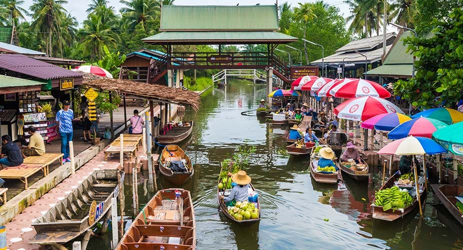 De drijvende markt bij Samut Songkhram met bootjes met handelswaar