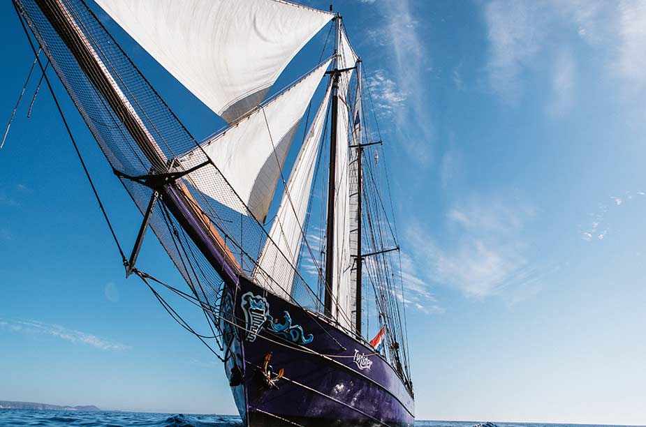 De voorkant van het zeilschip Twister