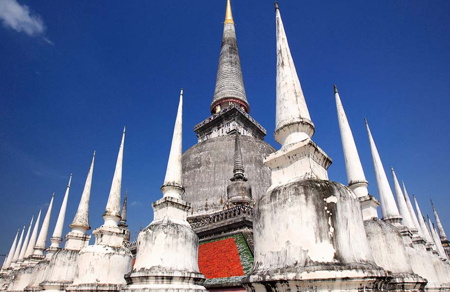 De diverse pieken van de Wat-Phra-Mahathat-in-Nakhon-Si-Thammarat