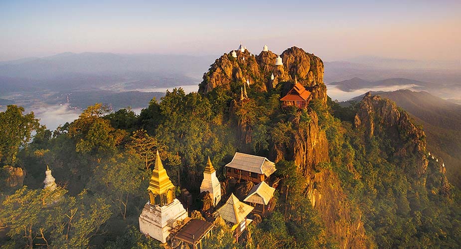 De Wat-Phutthabat-Sutthawat-tempel in de bergen bij Lampang