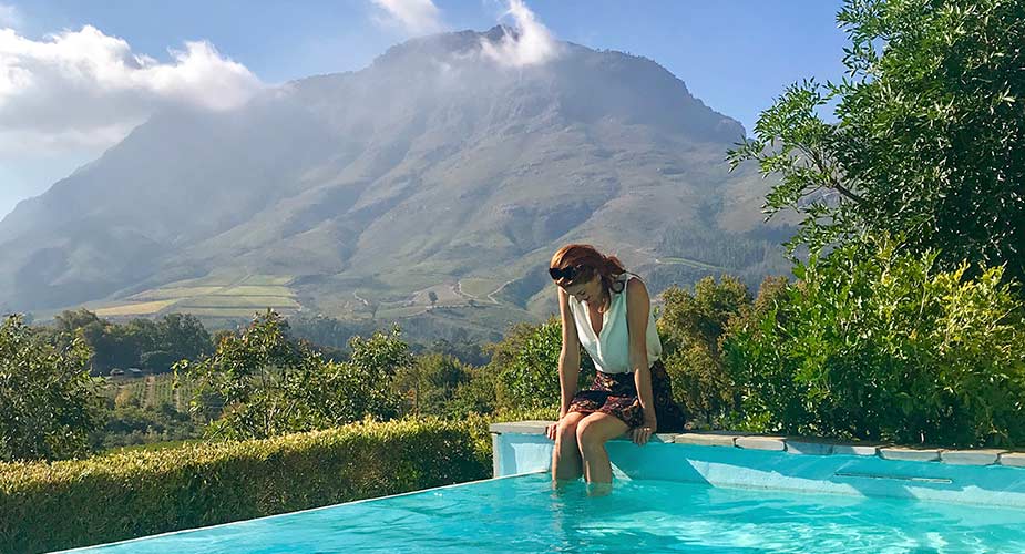 Yvette bij zwembad van Dealire Graff Hotel in Stellenbosch