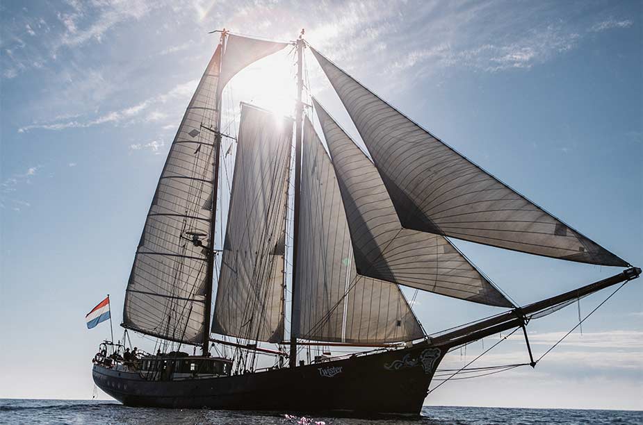 De zeiltrip langs de Nederlandse kust leg je af met deze boot, de Twister