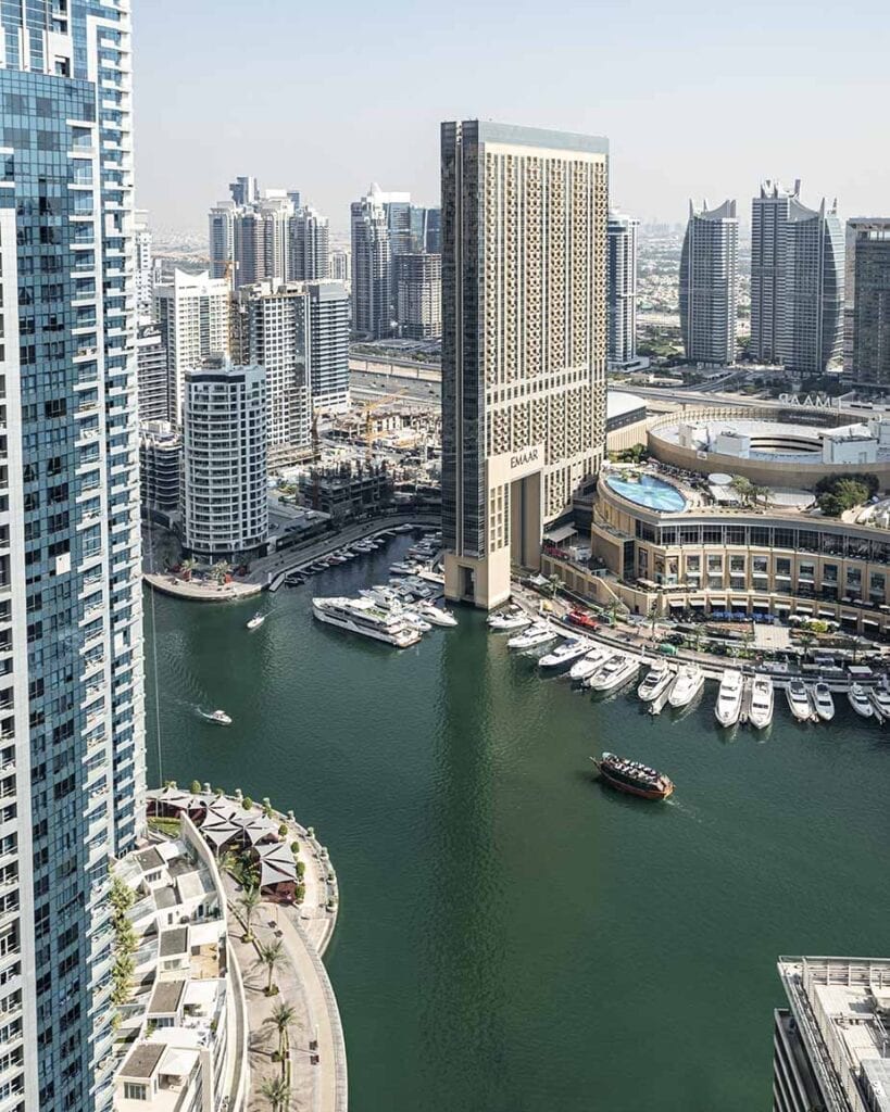 hoge gebouwen en boten in dubai