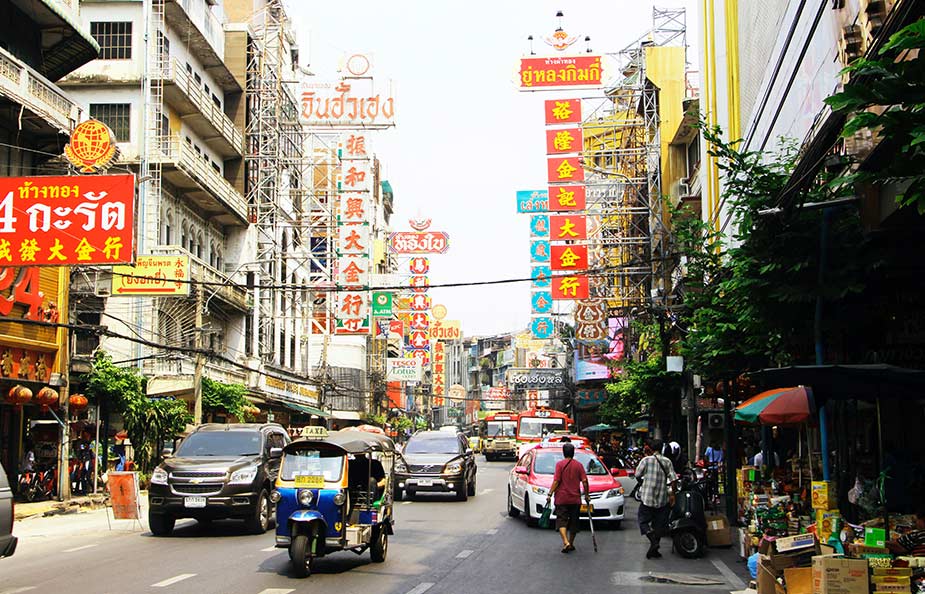 Straatbeeld in Chinatown in Bangkok