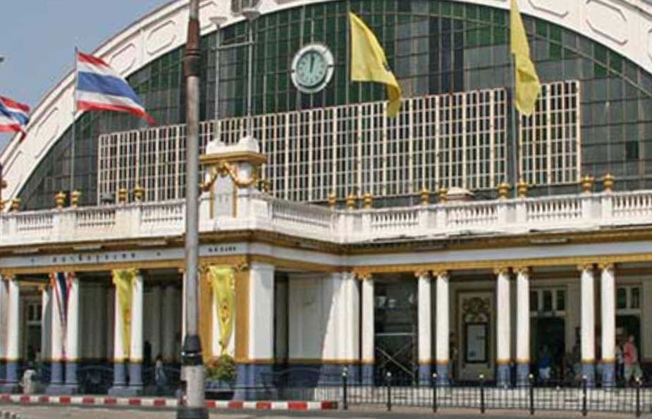 Buitenaanzicht van het treinstation in Bangkok