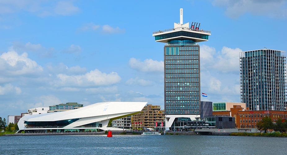 Het EYE Museum en de Lookout Adam toren in Amsterdam