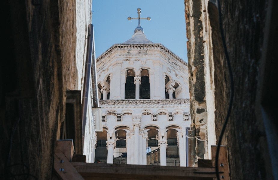 De toren van de kerk Diocletianus in Split