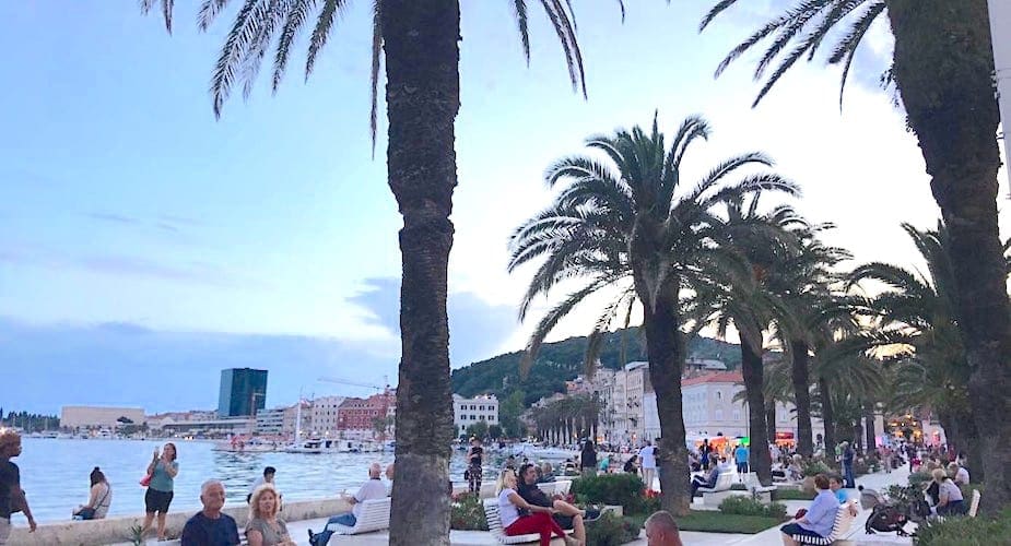 Riva Boulevard met palmbomen in Split