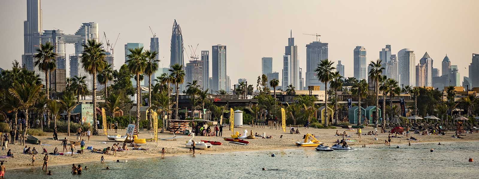 Skyline van Dubai gezien vanaf de zee