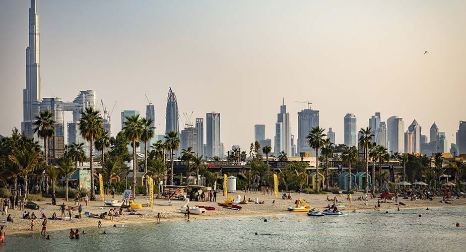 Skyline van Dubai en het strand