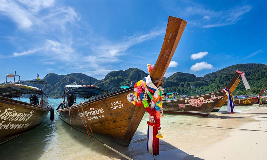 Typische Thaise bootjes op het strand bij Koh Phi Phi, een van de 3 mooie eilanden in Thailand