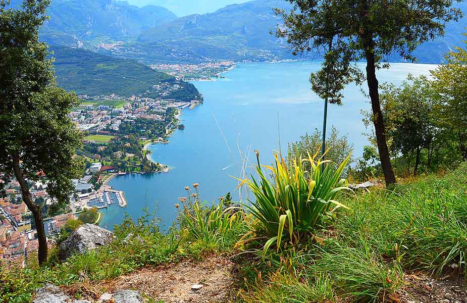 Uitzicht op het Garda meer van Italie