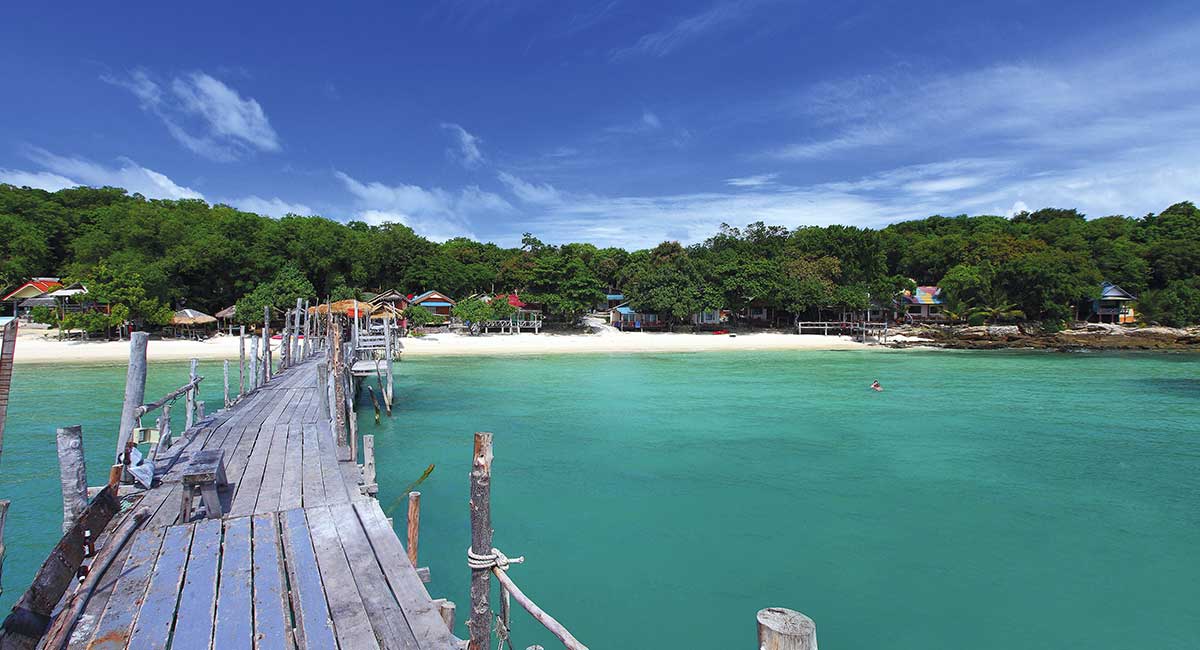 Houten pier bij een strand op Koh Samet