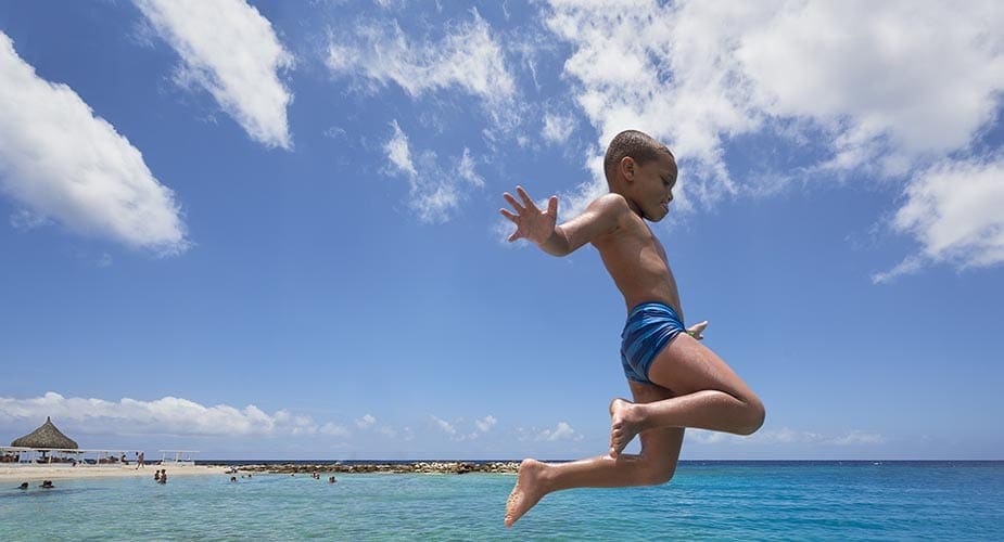 Curaçao met kinderen water