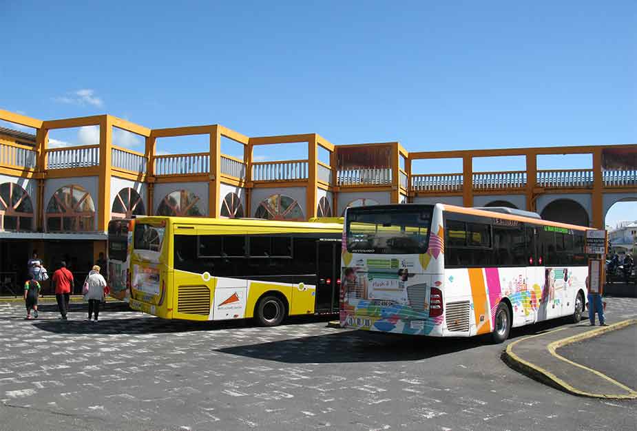 Bussen bij een busstation op La Réunion