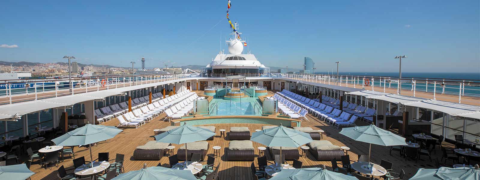 Genieten aan het pooldeck van de Seven Seas Mariner