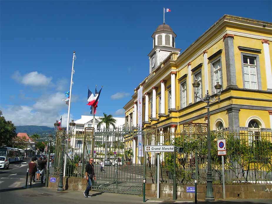 Het voormalige stadshuis Hotel de Ville in Saint Denis