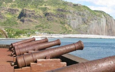 Oude kanonnen aan de kustlijn in La Réunion
