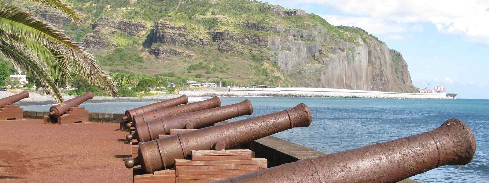 Oude kanonnen aan de kustlijn in La Réunion