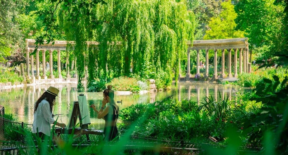 Collonade en vijver in Parc Monceau Parijs