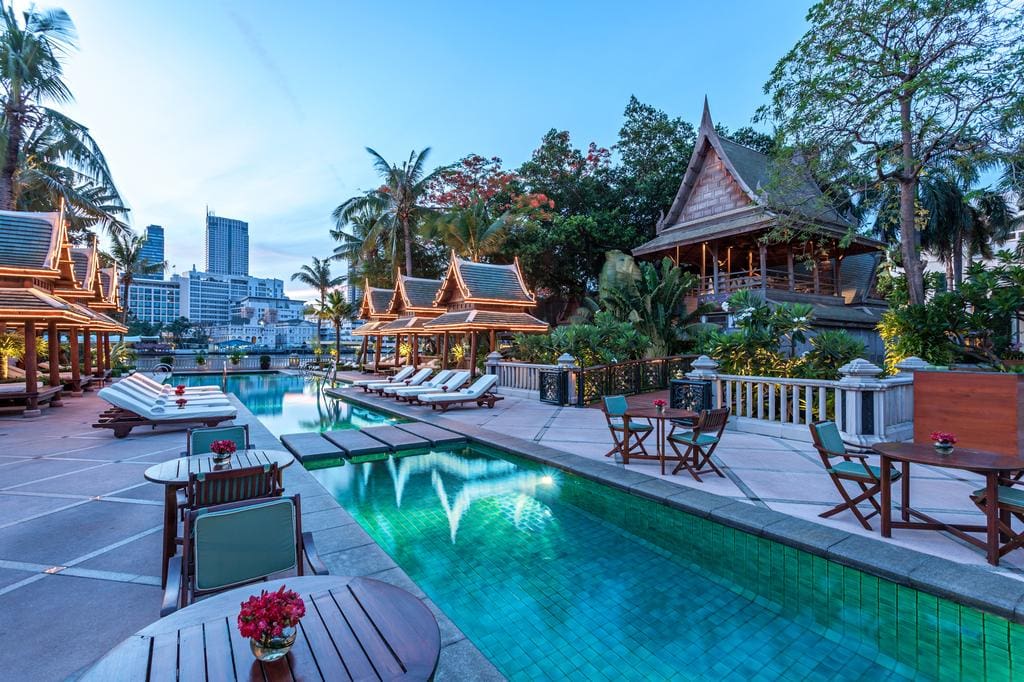 Zwembad van het Peninsula Bangkok hotel