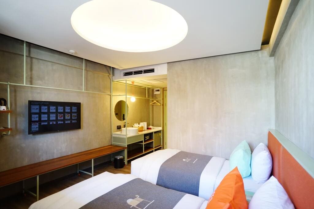 Interieur van een kamer in het Samsen hotel in Bangkok