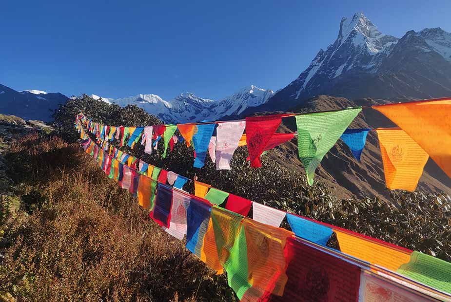 typische vlaggen in Nepal met de bergen op de achtergrond