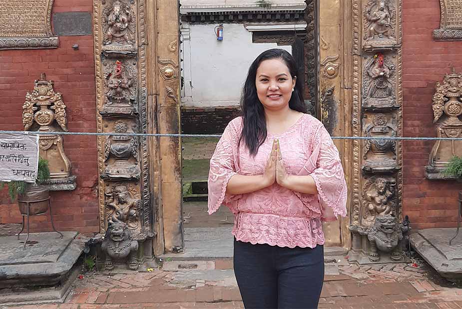 Nepalese dame voor een tempel