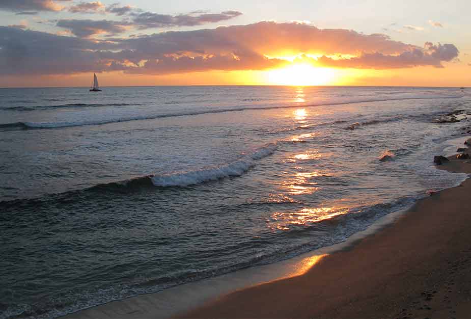 Vanaf het strand kun je deze zonsondergang zien bij Saint Gilles Les Bains