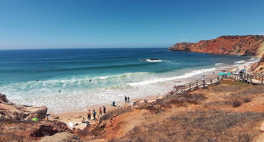 Het Praia do Amado strand aan de westkust van de Algarve