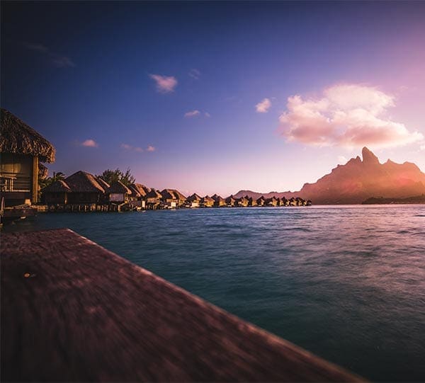 Zonsondergang bij een resort op Bora Bora