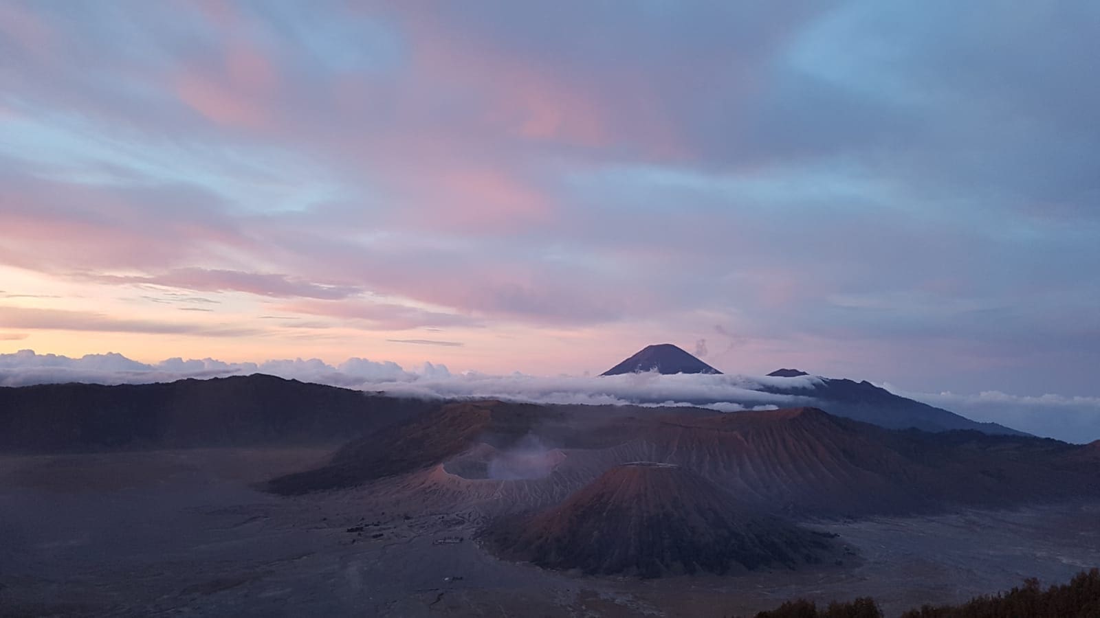 Zicht op de Bromo vulkaan bij zonsopgang