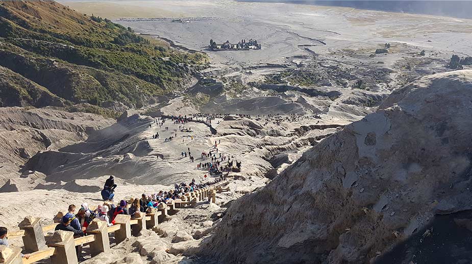 De trappen die je moet klimmen om bij de krater te komen