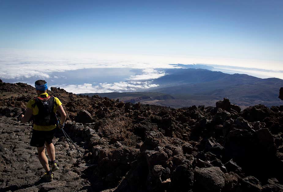 Hiker bij El Teide boven de wolken