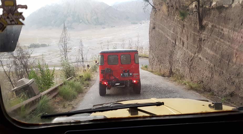 Op weg met de jeep naar de krater bij de Bromo