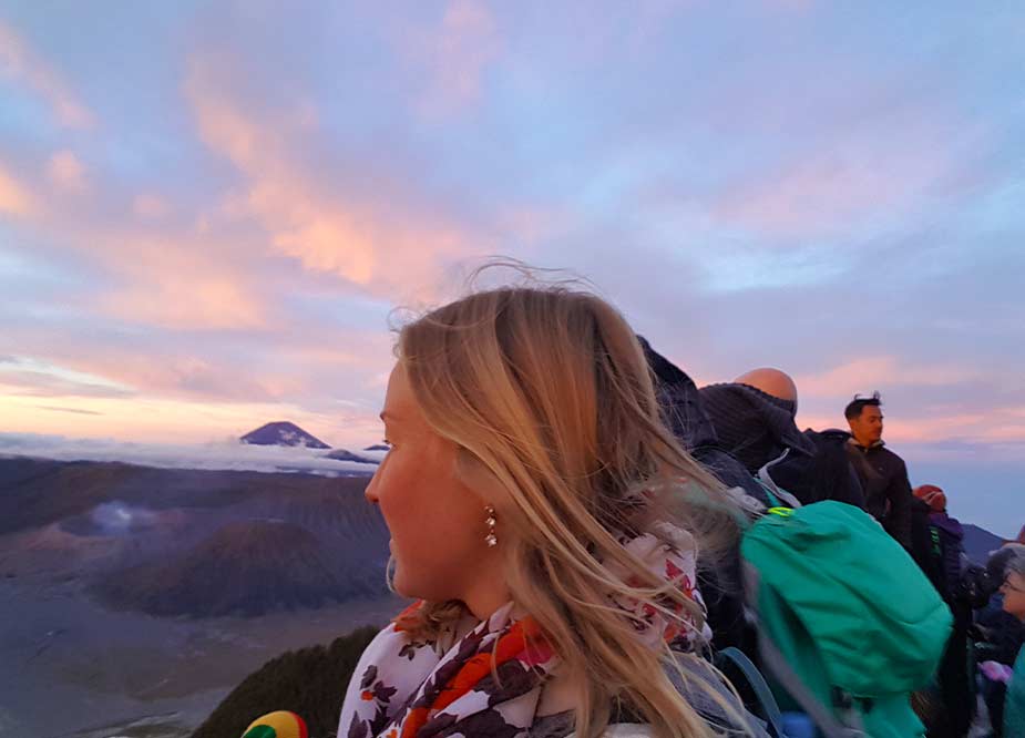 Manon geniet van het uitzicht bij de Bromo  vulkaan