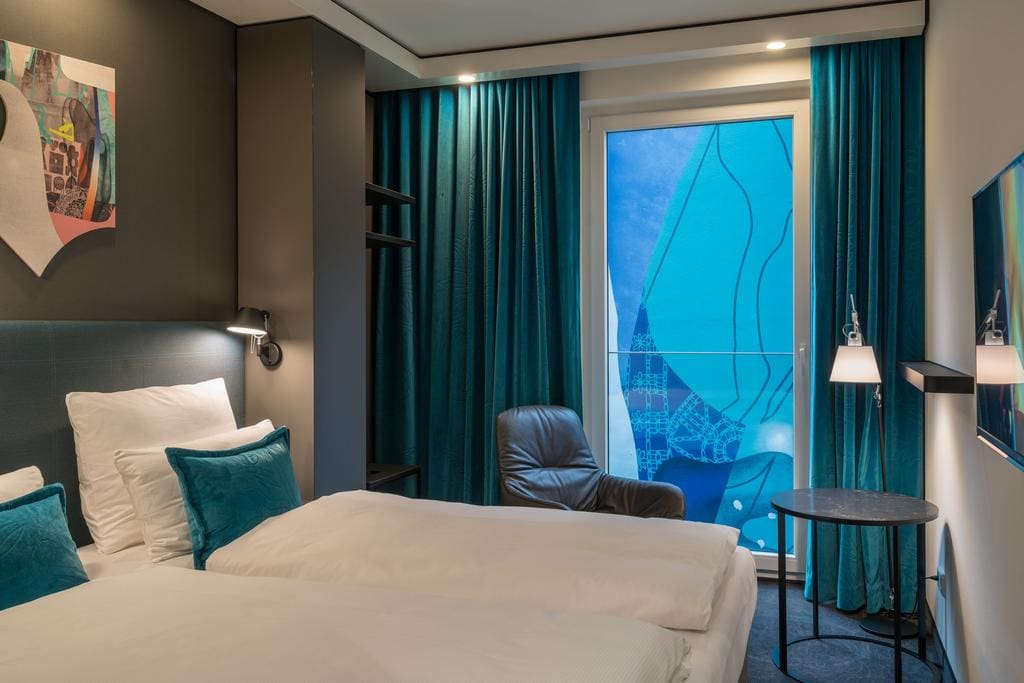 Interieur van een slaapkamer in Motel One Berlin Alexanderplatz