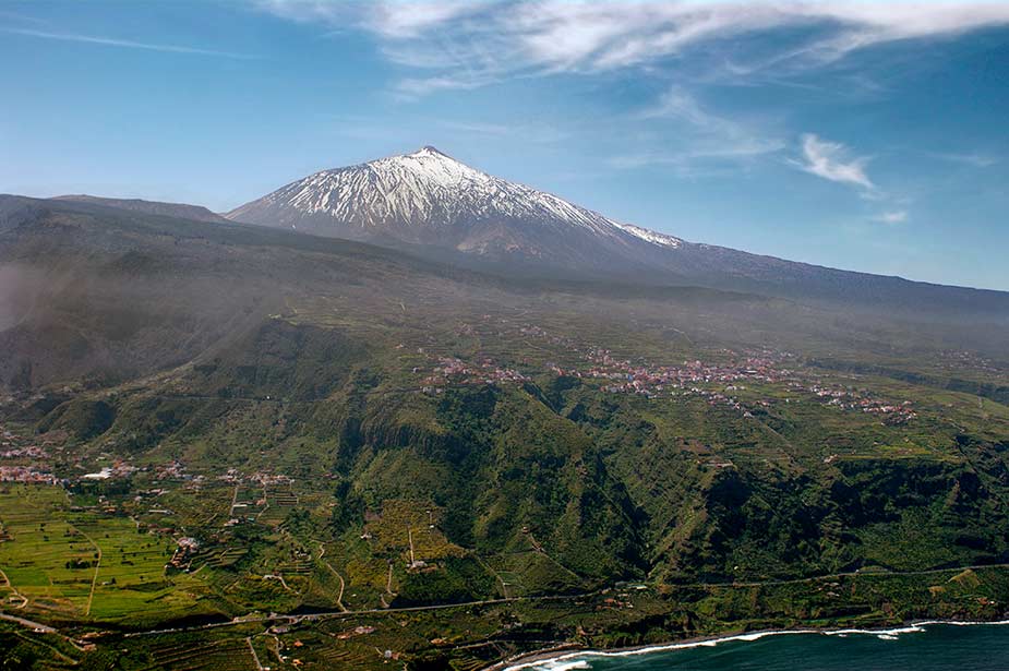 Zicht op de besneeuwde top van Pico El Teide