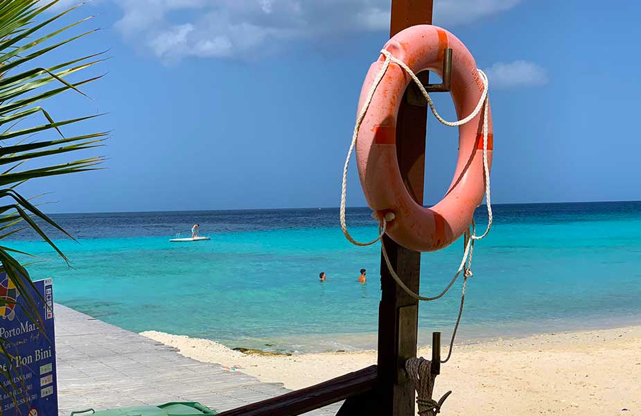 Uitzicht op zee van Porto Mari strand Curacao