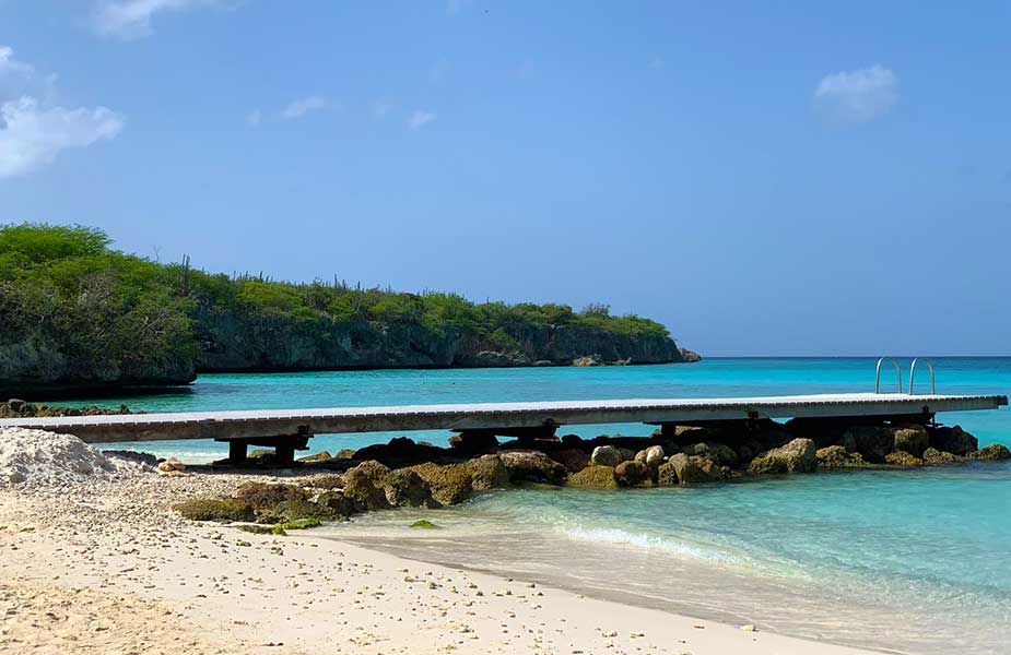 Pier van strand Porto Mari op Curacao