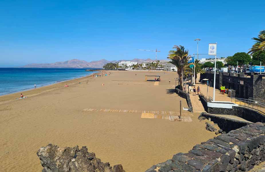 Stuk breed zandstrand bij Puerto del Carmen