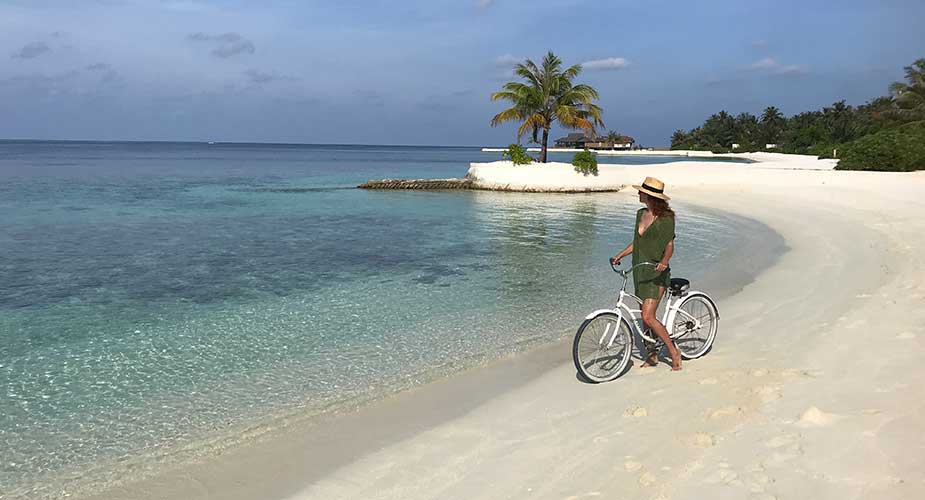 Yvette met fiets op strand Bolifushi