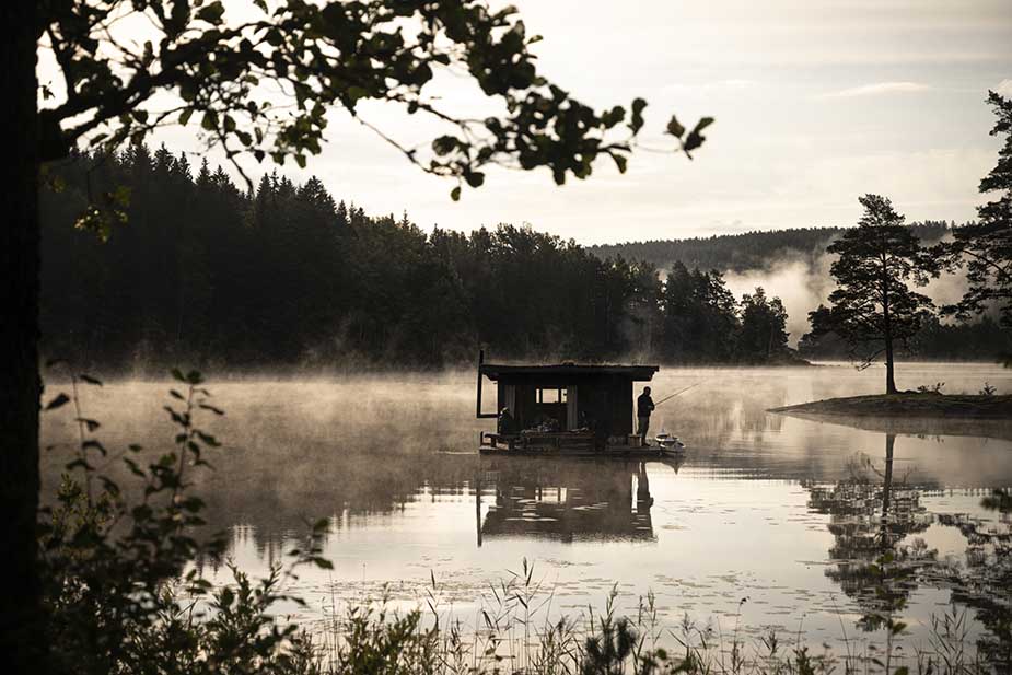 huisje op het water in de natuur in zweden