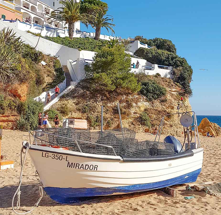 Vissersbootje op het strand van Carvoeiro aan de Algarve