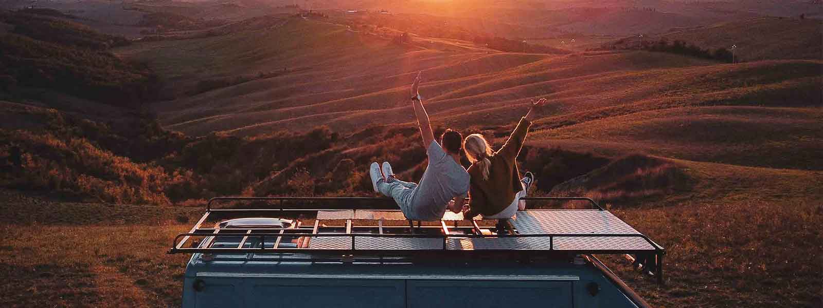 Erik en Lisa genietend van een zonsondergag