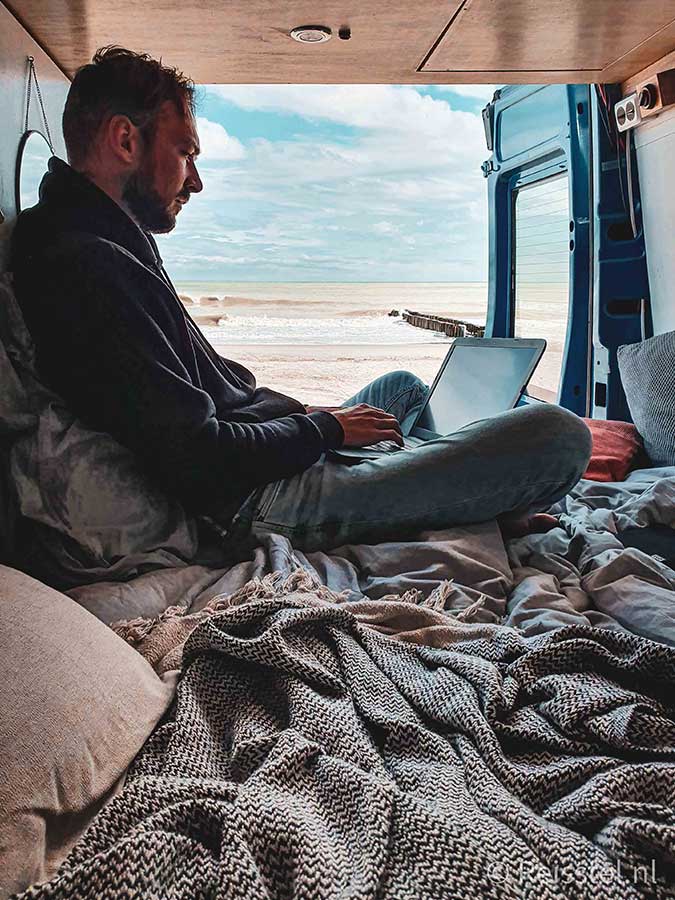 Erik aan het werk in de camper