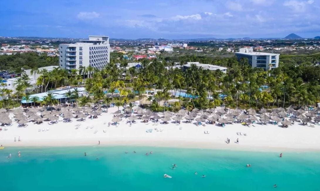 Strand voor het Hilton Aruba