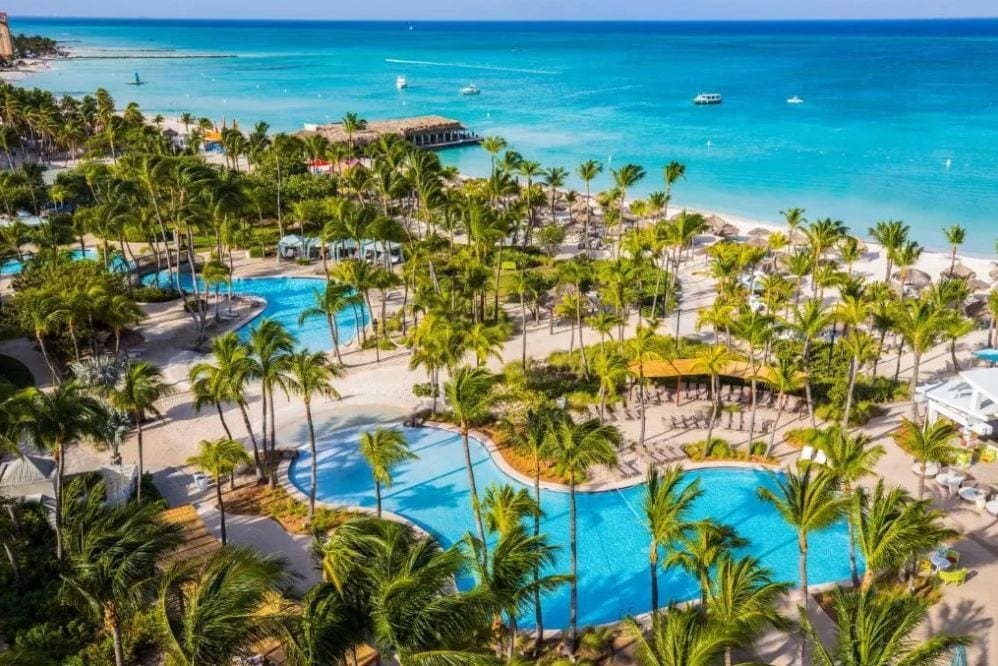 Tuin met zwembad van het Hilton hotel op Aruba