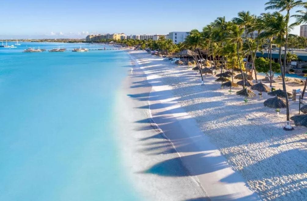 Strand voor het Holiday Inn hotel op Aruba